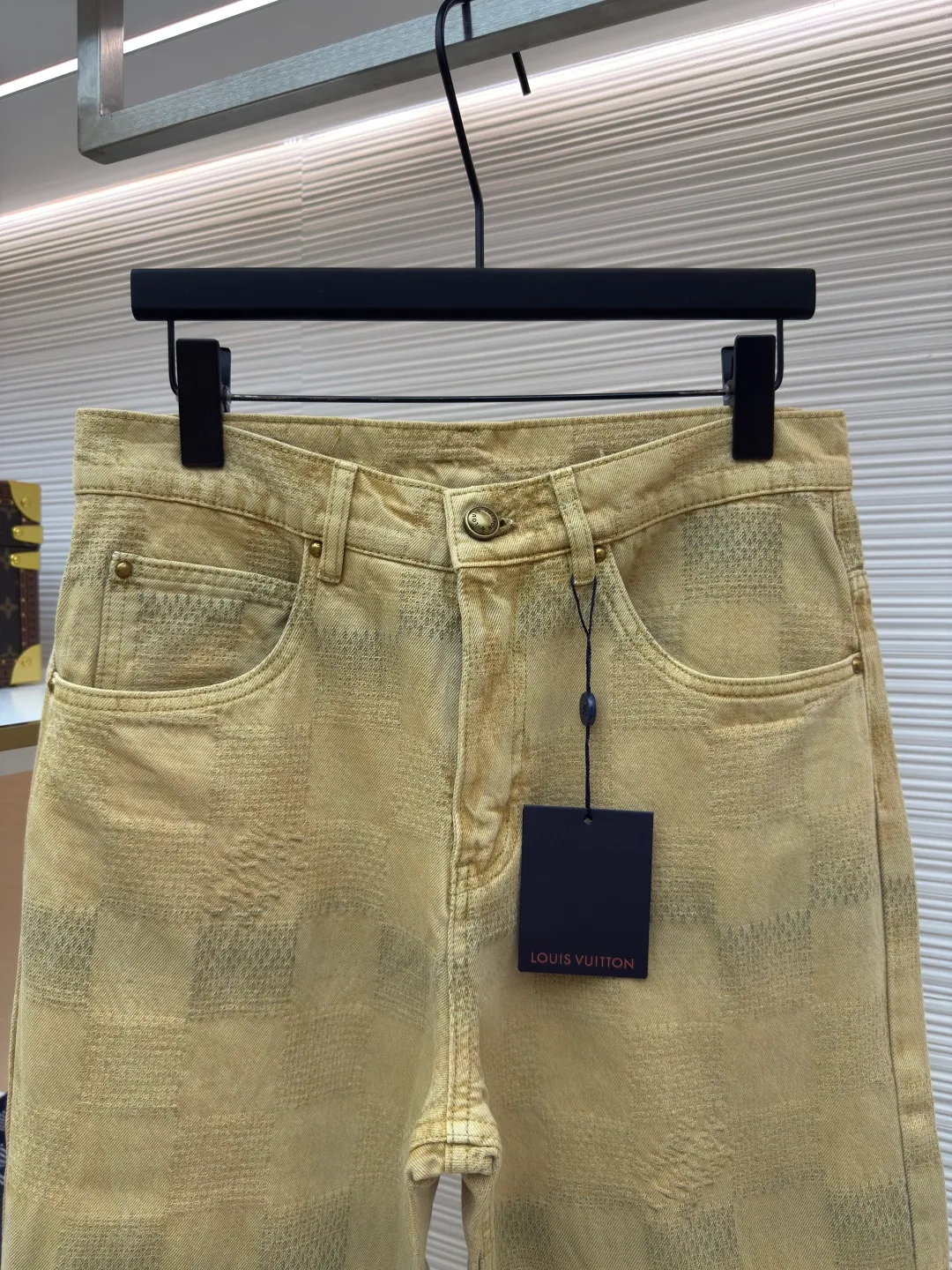 LOUIS VUITTON turquoise denim trousers ●Authentic product: Purchased and developed by 14570 ●Item number: 1680008-B40 ●Material: denim fabric ●Technology: jacquard production ●Version: fitted version ●Weight: about 760 grams ●Size: 30-32-34-36 ●Description: Made of custom-woven denim denim, custom-dyed with counter-color indigo effect to make 3D checkered jacquard process. Through the yarn-dyed jacquard process, various patterns and patterns are woven directly into the fabric during the weaving process, making the surface of the denim appear richer in texture and visual effects. The fabric goes through sand washing process and special dyeing technology! Customized accessories, complete with three standards. The overall wiring is straight and delicate, the fabric is comfortable and soft, and the color is consistent without color difference. It can be matched with the same style to create a fashionable look and control various occasions. Customized accessories, complete with three standards, same style for men and women!